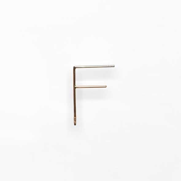 26 letters earring "F"