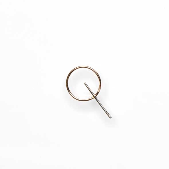 26 letters earring "Q"