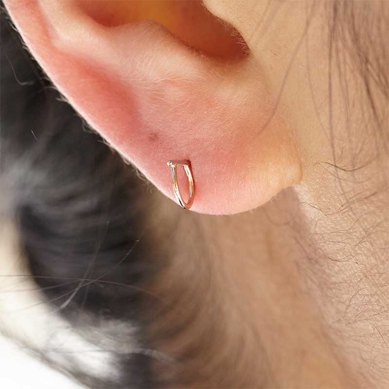26 letters earring "B"