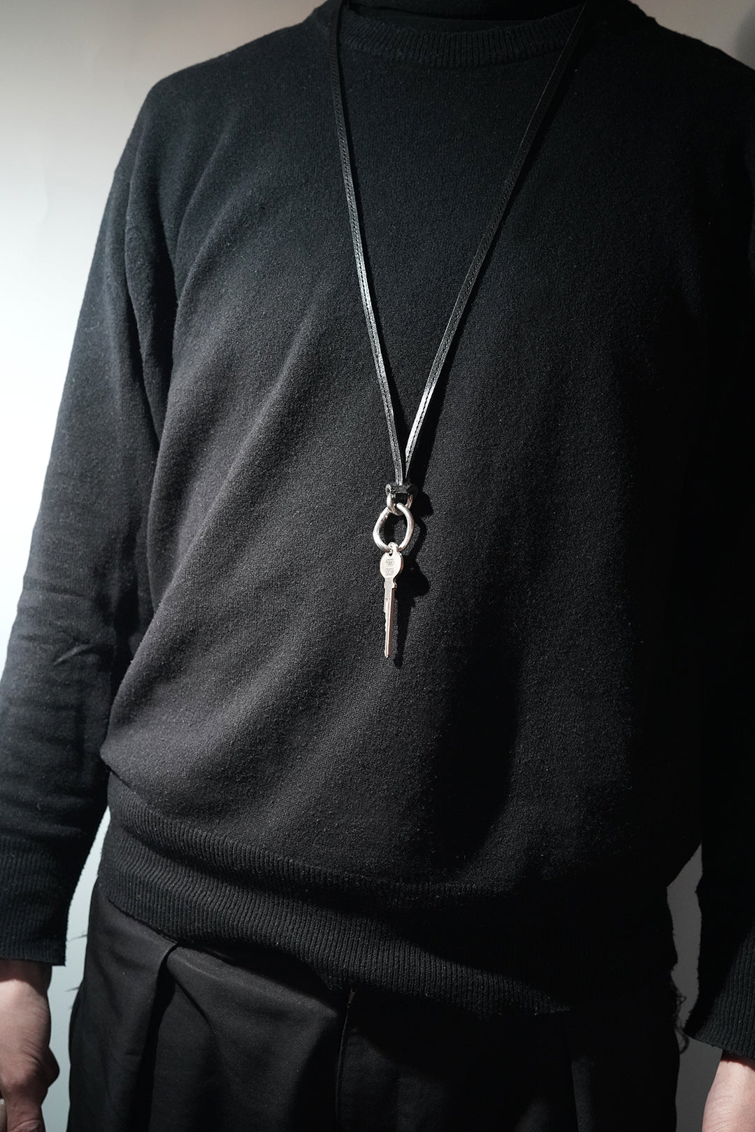 CHAIN NECK HOLDER