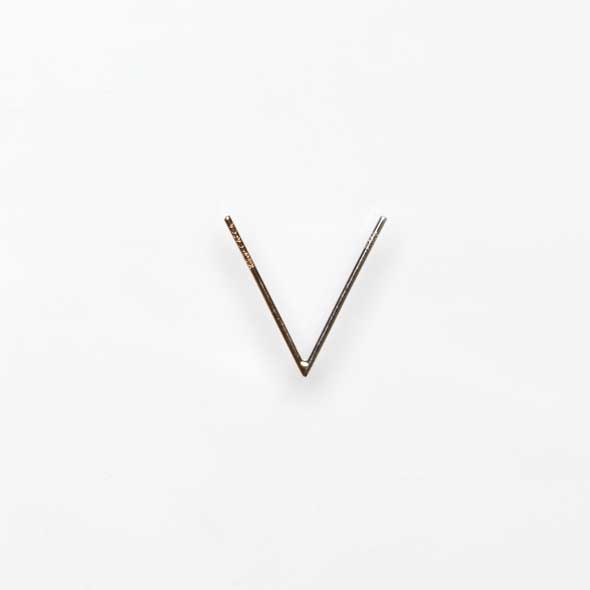 26 letters earring "V"