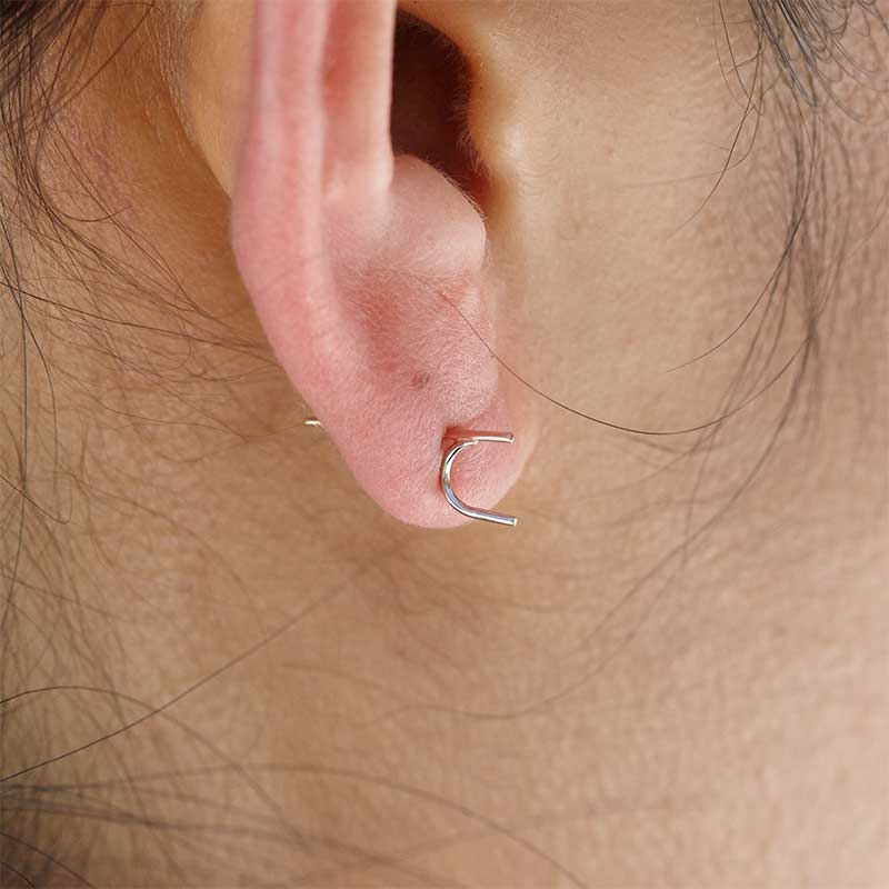 26 letters earring "H"